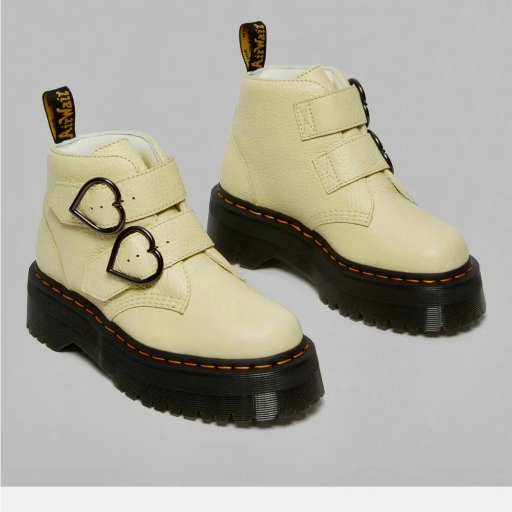 NWT DOC MARTENS DEVON  HEART BOOTS IN CREAM-WHITE